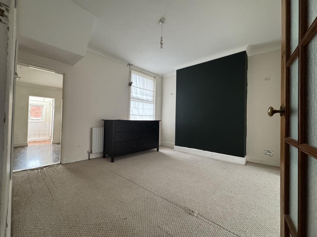 Lot: 152 - TWO-BEDROOM MID-TERRACE HOUSE IN NEED OF RENOVATION - Open plan dining room